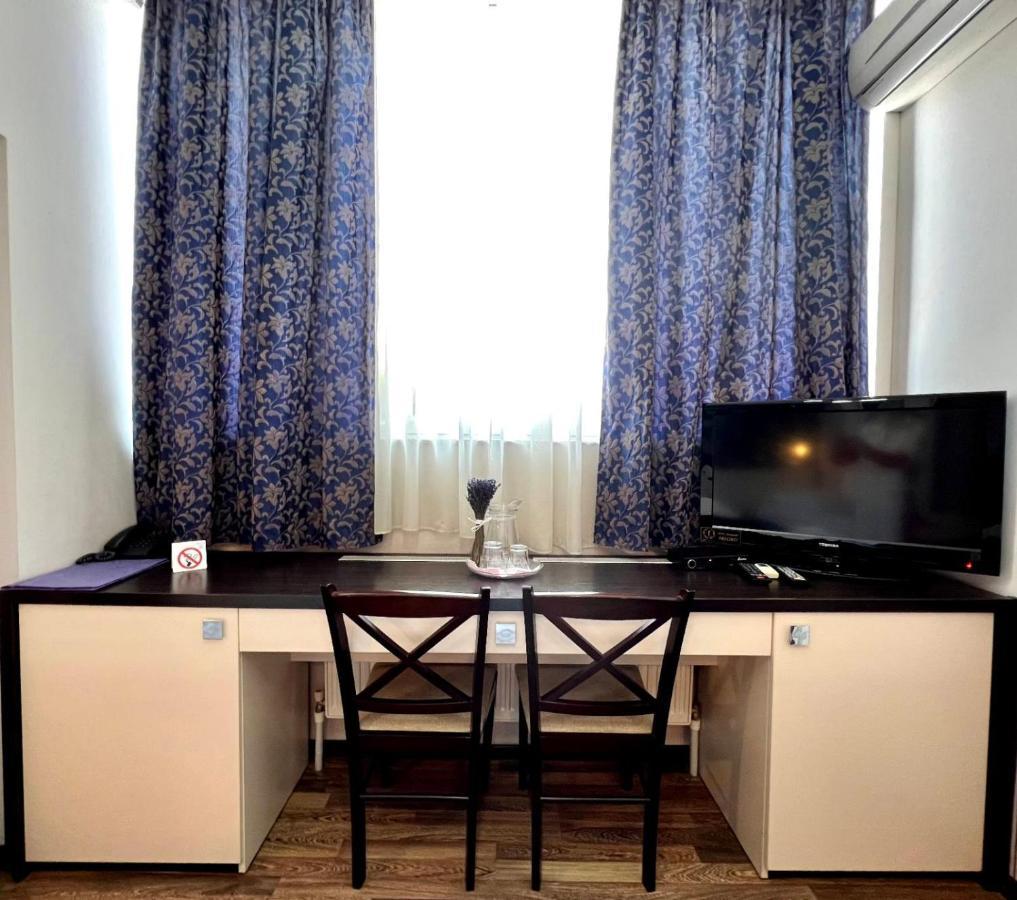 Iris Hotel Chişinău Extérieur photo
