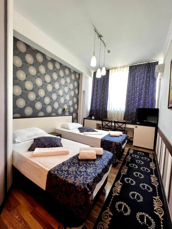 Iris Hotel Chişinău Extérieur photo