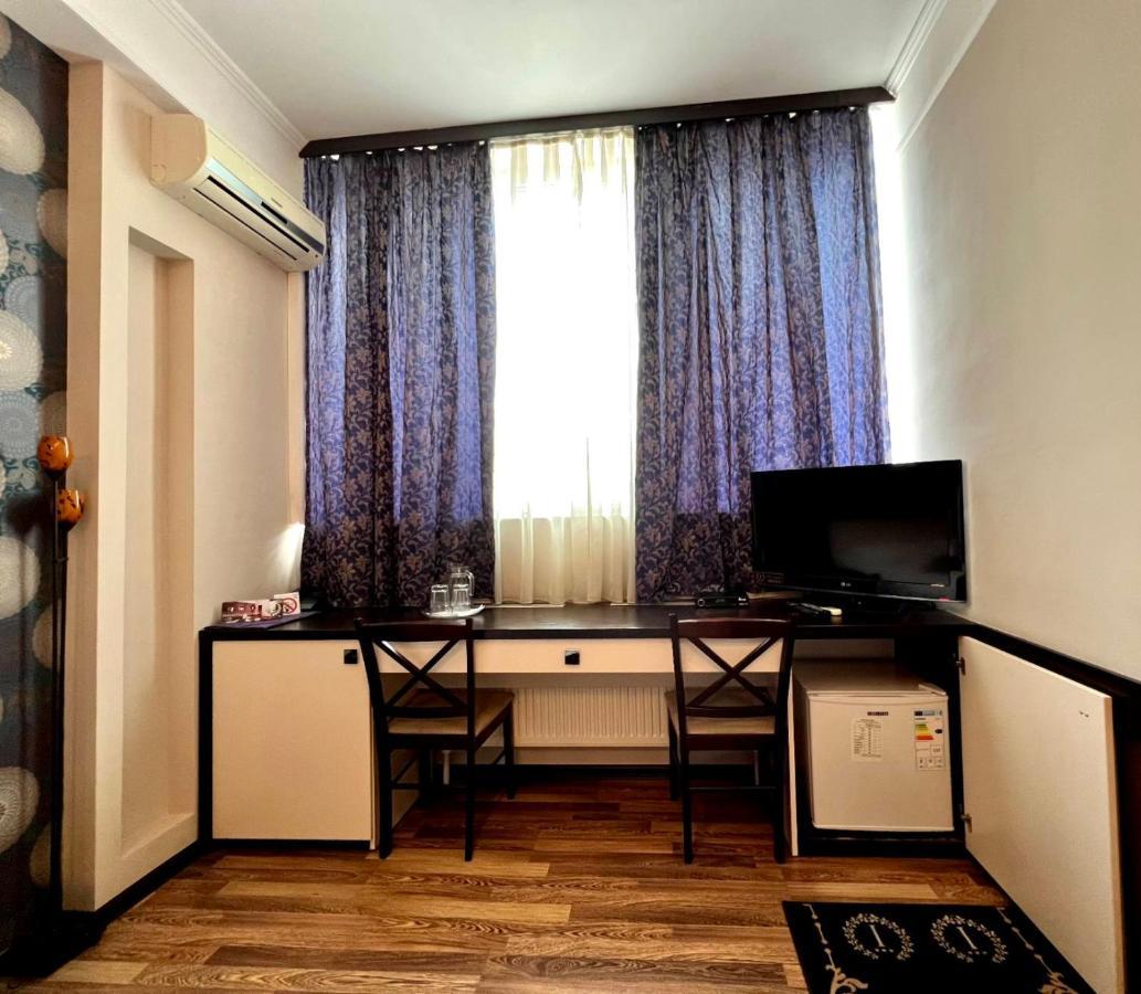 Iris Hotel Chişinău Extérieur photo