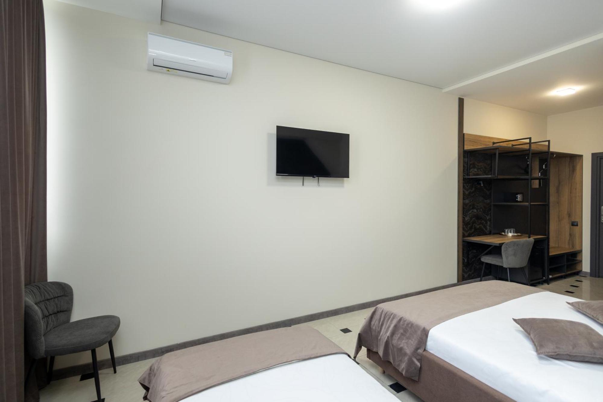 Iris Hotel Chişinău Extérieur photo