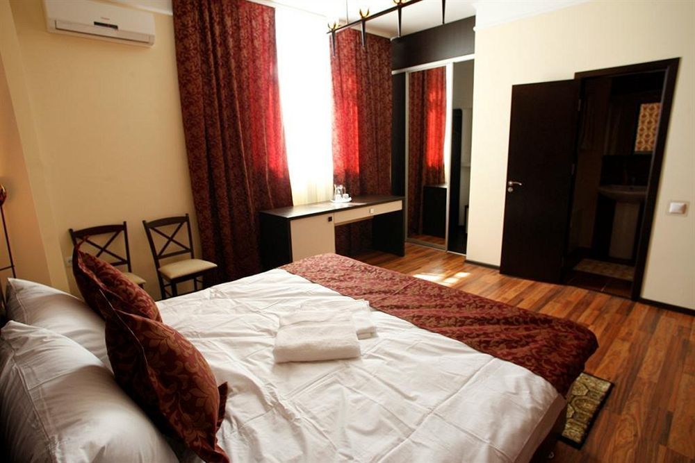 Iris Hotel Chişinău Extérieur photo